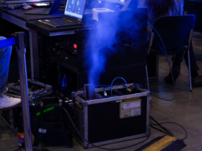 Machine à fumée installée lors d’un événement